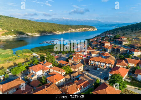 Vista aerea del bellissimo villaggio di pescatori Psarades nel lago Prespa nella Grecia settentrionale Foto Stock