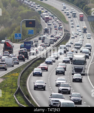 Il traffico inizia a costruire sulla autostrada M3 vicino a Winchester in Hampshire. Circa dieci milioni di persone che si stanno preparando a testa fuori su una vacanza di Pasqua, nuove figure suggeriscono. Venerdì Santo sarà la più trafficata giornata di viaggio come molte persone fanno la maggior parte del lungo weekend. Foto Stock