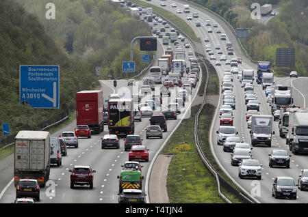 Il traffico inizia a costruire sulla autostrada M3 vicino a Winchester in Hampshire. Circa dieci milioni di persone che si stanno preparando a testa fuori su una vacanza di Pasqua, nuove figure suggeriscono. Venerdì Santo sarà la più trafficata giornata di viaggio come molte persone fanno la maggior parte del lungo weekend. Foto Stock