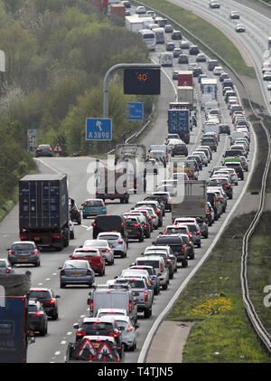 Il traffico inizia a costruire sulla autostrada M3 vicino a Winchester in Hampshire. Circa dieci milioni di persone che si stanno preparando a testa fuori su una vacanza di Pasqua, nuove figure suggeriscono. Venerdì Santo sarà la più trafficata giornata di viaggio come molte persone fanno la maggior parte del lungo weekend. Foto Stock