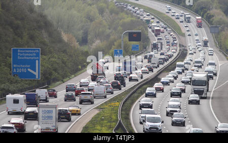 Il traffico inizia a costruire sulla autostrada M3 vicino a Winchester in Hampshire. Circa dieci milioni di persone che si stanno preparando a testa fuori su una vacanza di Pasqua, nuove figure suggeriscono. Venerdì Santo sarà la più trafficata giornata di viaggio come molte persone fanno la maggior parte del lungo weekend. Foto Stock