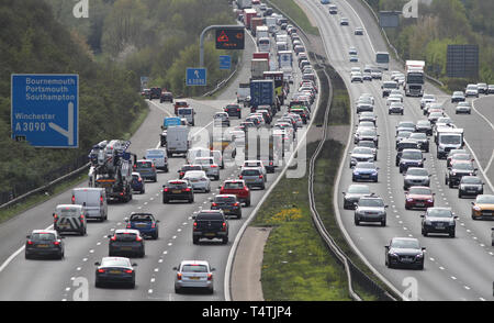 Il traffico inizia a costruire sulla autostrada M3 vicino a Winchester in Hampshire. Circa dieci milioni di persone che si stanno preparando a testa fuori su una vacanza di Pasqua, nuove figure suggeriscono. Venerdì Santo sarà la più trafficata giornata di viaggio come molte persone fanno la maggior parte del lungo weekend. Foto Stock