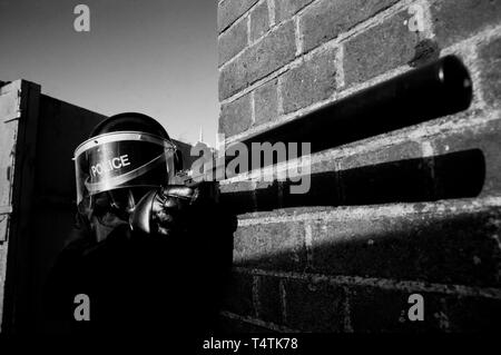 Polizia britannica armati di pistole. 1986 fotografie da una serie fotografato in 1986 che mostra il processo di abilitazione della polizia britannica, tradizionalmente al momento non armati. La pistola al rivenditore del west country del Regno Unito mostra le sue armi per la vendita di un vero poliziotto locale su una bicicletta. Foto Stock