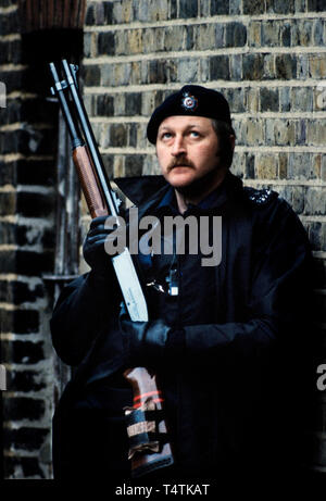 Polizia britannica armati di pistole. 1986 fotografie da una serie fotografato in 1986 che mostra il processo di abilitazione della polizia britannica, tradizionalmente al momento non armati.speciale di polizia armati guard Lambeth Magistrates Court di Londra durante una prova di IRA. Visto usando un Remington colpo di pistola. Foto Stock