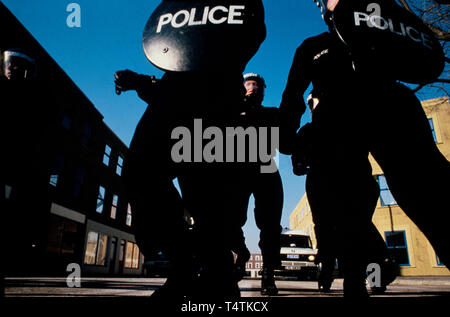 Polizia britannica armati di pistole. 1986 fotografie da una serie fotografato in 1986 che mostra il processo di abilitazione della polizia britannica, tradizionalmente al momento non armati. Foto Stock