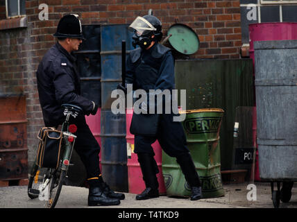 Polizia britannica armati di pistole. 1986 fotografie da una serie fotografato in 1986 che mostra il processo di abilitazione della polizia britannica, tradizionalmente al momento non armati. Foto Stock