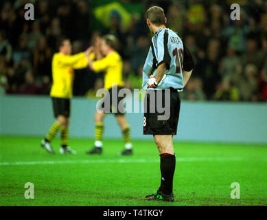 BVB-Stadion Dortmund Germania 4.4.2002, calcio: Coppa UEFA semi-finale Borussia Dortmund (giallo) vs AC Milan (rosso) 4:0 --- Christian Abbiati (ACM) orologi Stefan Reuter e Joerg Heinrich (entrambi BVB) celebrare Foto Stock