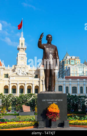 Statua di Ho Chi Minh all'estremità nord di Nguyen Hue Boulevard, al di fuori del Hotel de Ville (città sale) un francese progettato in stile neo-barocco ora Foto Stock