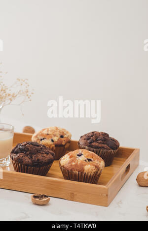 La prima colazione con prodotti freschi fatti in casa deliziosi muffin e latte. Foto Stock