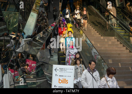 Ho avuto la fortuna di catturare un gruppo di quirky & colorfully vestito giovani esecutori di Harajuku mentre la visita al quartiere della moda nel weekend Foto Stock