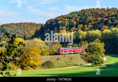 Treno regionale espresso passando nella curva Altmühltal Foto Stock