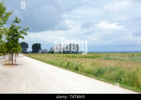 Il sentiero conduce fino a attrazione turistica di Le Mont Saint Michel abbey in Normandia in Francia in un giorno nuvoloso Foto Stock