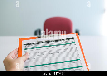 In cerca di lavoro concetto, riempiendo le informazioni in un'occupazione modulo applicazione Foto Stock