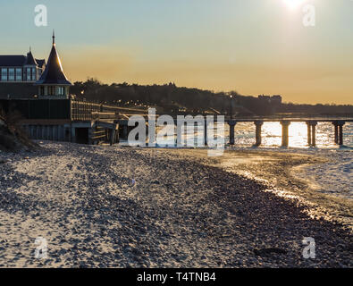 La residenza e il molo sulla spiaggia, complesso di stato "Yantar", la città di Pionerskiy, costa baltica, la regione di Kaliningrad, Russia, 18 Mar 2018 Foto Stock