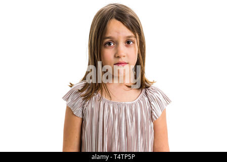 Ritratto di pianto triste ragazza emotiva bambino guardando la fotocamera. Ritratto di sad emotional bambina guardando la telecamera con con la faccia di profonda tristezza Foto Stock