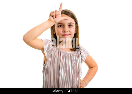 Ritratto di felice ragazza rendendo perdente gesto mano alla fotocamera. Ritratto di un allegro grazioso fanciullo ragazza guardando la telecamera, sorride mostrando l sig Foto Stock