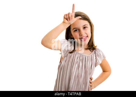 Ritratto di felice ragazza rendendo perdente gesto mano alla fotocamera. Ritratto di un allegro grazioso fanciullo ragazza guardando la telecamera, sorride mostrando l sig Foto Stock