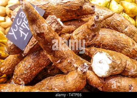 Radici di radice di yucca di mercato vegetale Foto Stock