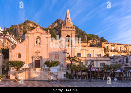 Mattina Piazza IX Aprile con San Giuseppe chiesa, Taormina, Sicilia, Italia Foto Stock