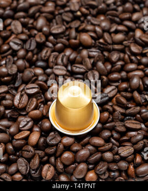 Golden caffè in capsule di caffè tostato bean per utilizzare per la macchina per il caffè Nespresso,(copia spazio). Foto Stock
