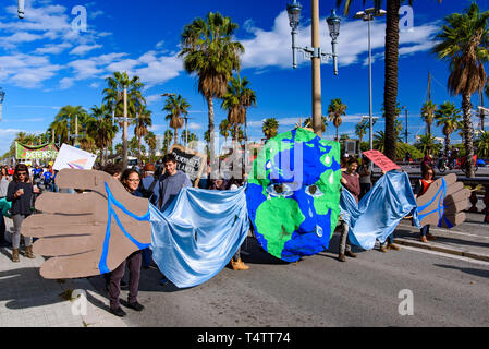 Persone che protestano contro l'inquinamento atmosferico e il cambiamento climatico sulla strada di Barcellona, Spagna Foto Stock