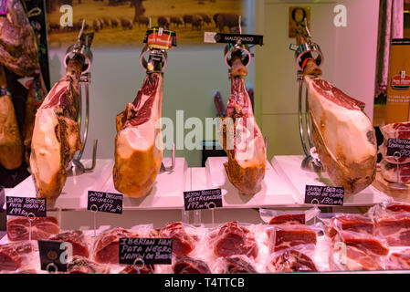 Le bancarelle che vendono jamón serrano, il dry-cured prosciutto spagnolo fatta con i suini di razza iberica, a Barcellona, Spagna Foto Stock