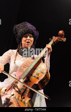 Nina Garenetska eseguendo con banda di ucraini, Dakha Brakha al Womad Festival, Charlton Park, Regno Unito, 27 luglio 2014. Foto Stock