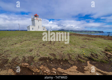 Faro di Dyrholaey promontorio in Islanda Foto Stock