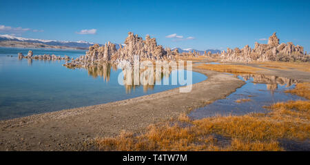 Mono lago con le sue incredibili torri di tufo Foto Stock