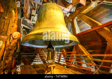 Parigi, Francia - luglio 2, 2017: campanile della cattedrale di Notre Dame di Parigi, interno. Nostra Signora di Parigi chiesa. torre gotica in legno con campana close up Foto Stock