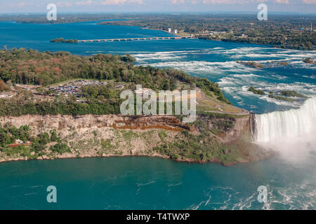 Antenna orizzontale superiore vista delle cascate del Niagara tra gli Stati Uniti d'America e il Canada. Vista in America lo stato di New York e il ponte da acqua canadese Foto Stock