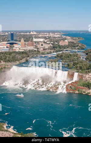 Antenna orizzontale superiore vista delle cascate del Niagara tra gli Stati Uniti d'America e il Canada. Vista su stato America New York da cascate canadesi. Acqua Foto Stock