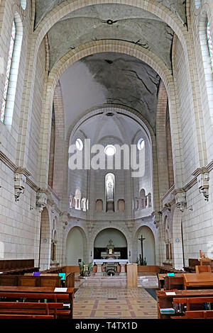 Interno della chiesa nel monastero dei monaci silenziosi a Latrun, Israele Foto Stock