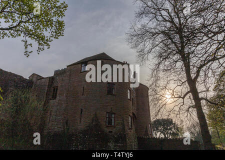 St Castello Briavels Gatehouse al tramonto sul 18 aprile 2019, quando il paese era in primo piano nella stampa nazionale per attacco acido sulle vetture di storia Foto Stock