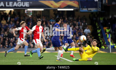 Chelsea Pedro punteggi il suo lato del primo obiettivo del gioco durante la UEFA Europa League quarti di finale della seconda gamba corrispondono a Stamford Bridge, Londra. Foto Stock