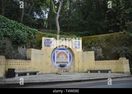 Fontana di due piani in Sintra. Natura, architettura, storia, street photography. Aprile 13, 2014. Sintra, Lisbona, Portogallo. Foto Stock