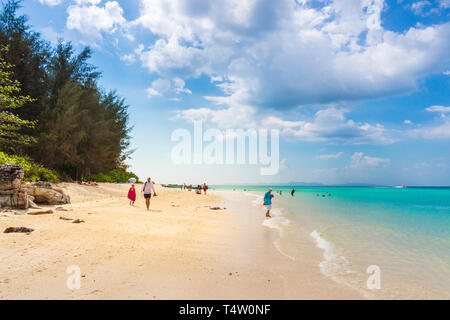 Spiaggia di bambù e Isola, Thailandia, Marzo 2013 turisti sulla spiaggia e piscina, godendo di un viaggio alla piccola isola nei pressi di Phi Phi Foto Stock