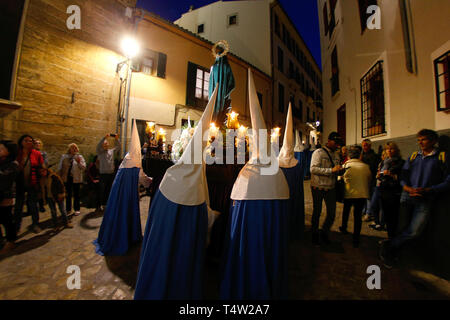 Palma de Mallorca / Spagna - 17 Aprile 2019: penitenti prendere parte alla processione del Santo Cristo di Santa Cruz durante pasqua settimana santa in spagnolo Foto Stock