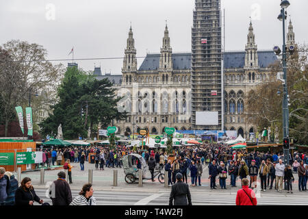 Vienna, Austria Steiermarkdorf molla della Stiria Rathausplatz Festival.a Steiermark-Frühling regioni austriache & venditori ambulanti con cibo & offerta turistica Foto Stock