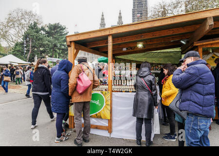 Vienna, Austria Steiermarkdorf molla della Stiria Rathausplatz Festival.a Steiermark-Frühling regioni austriache & venditori ambulanti con cibo & offerta turistica Foto Stock