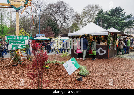 Vienna, Austria Steiermarkdorf molla della Stiria Rathausplatz Festival.a Steiermark-Frühling regioni austriache & venditori ambulanti con cibo & offerta turistica Foto Stock