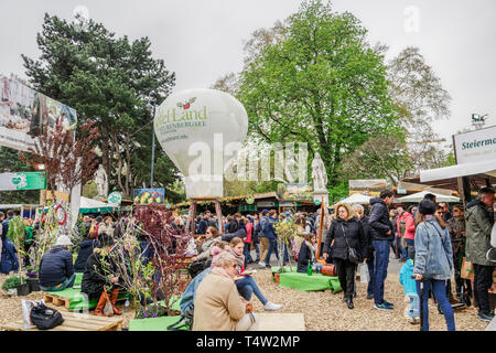 Vienna, Austria Steiermarkdorf molla della Stiria Rathausplatz Festival.a Steiermark-Frühling regioni austriache & venditori ambulanti con cibo & offerta turistica Foto Stock