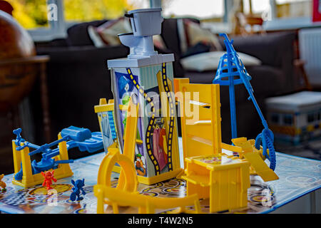 Close up o Hasbro Mousetrap gioco tutte le scatole fino su un pavimento di legno pronto per essere giocato e goduto. Mousetrap è stato intorno dal 1962, e mentre h Foto Stock