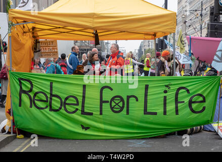 Manifestanti ambientali estinzione della ribellione, giovani e vecchi, occupano Marble Arch, Oxford Circus, la piazza del Parlamento e ponti in Londra, Regno Unito. Foto Stock