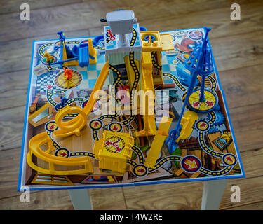 Close up o Hasbro Mousetrap gioco tutte le scatole fino su un pavimento di legno pronto per essere giocato e goduto. Mousetrap è stato intorno dal 1962, e mentre h Foto Stock