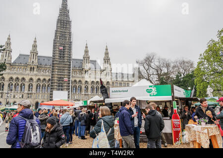 Vienna, Austria Steiermarkdorf molla della Stiria Rathausplatz Festival.a Steiermark-Frühling regioni austriache & venditori ambulanti con cibo & offerta turistica Foto Stock