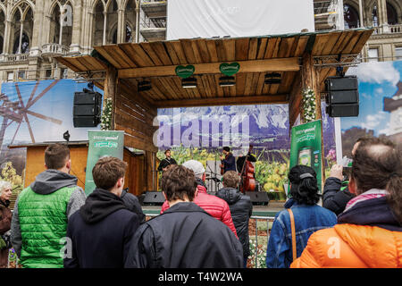 Vienna, Austria musicisti Steiermarkdorf molla della Stiria Rathausplatz Festival. A Steiermark-Frühling regioni austriache presentano la loro offerta turistica Foto Stock