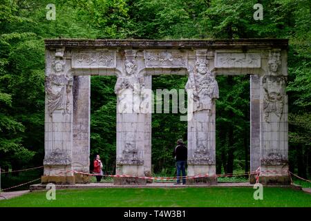 Cariátides de Catalina de Médicis junto al laberinto, Castillo de Chenonceau, siglo XVI, Chenonceaux, Departamento de Indre y Loira,Francia,l'Europa occidentale. Foto Stock