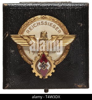 Un distintivo e un premio decorativo documento per il Reich victor nel Reich trades concorrenza 1938. Il badge in dorato e smaltato metallo non ferroso (chip minimo a losanga) con marchio makerïs "G. Brehme Markneukirchen', in un premio nero presentazione caso. Il documento di aggiudicazione per il Reich victor nel gruppo di concorrenza " Nahrung und Genuß/Teigwaren-Bäcker' (prodotti alimentari e di consumo/pasticcini) con firme originali della Ley e Von Schirach. Una molto rara set (Nie 6.06.02). storica, storica del xx secolo, 1930s, Lega delle ragazze tedesche, banda di tedesco di fanciulle, organizzazione per la gioventù, yo, Editorial-Use-solo Foto Stock