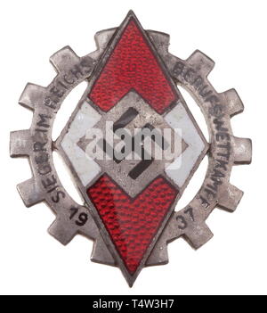 Un primo modello di badge e documento per un victor nel Reich trades concorrenza 1937. Smaltati di metalli non ferrosi, con completa argentatura, in perfette condizioni. Tra cui il premio il documento di presentazione di Helmut Pulver, Reich victor nel gruppo di concorrenza " Nahrung u. Genuß/Molkereifach' (prodotti alimentari e di consumo/dairy) con firme originali della Ley e Von Schirach. Molto rare. storica, storica del xx secolo, 1930s, Lega delle ragazze tedesche, banda di tedesco di fanciulle, organizzazioni giovanili, organizzazioni per la gioventù, NS, il socialismo nazionale, il nazismo, il terzo Reich, Reich tedesco, Germania, Nazione Editorial-Use-solo Foto Stock